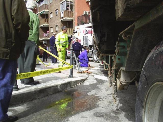 El personal que acompañaba a pie el traslado, colabora en la maniobra de giro