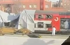 Desde las ventanillas de los trenes, una vez reanudado el servicio el día 15, se ve la actuación de los agentes con mono blanco inspeccionando el coche 5 poco antes de retirar la lona que lo cubría