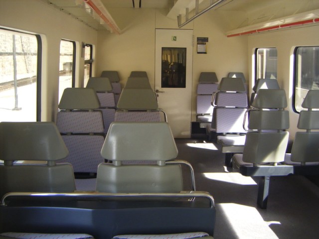 Interior del coche 4 de Santa Eugenia ya reparado: al fondo la puerta de comunicación con el coche 5; a la izquierda, la zona que sufrió la explosión