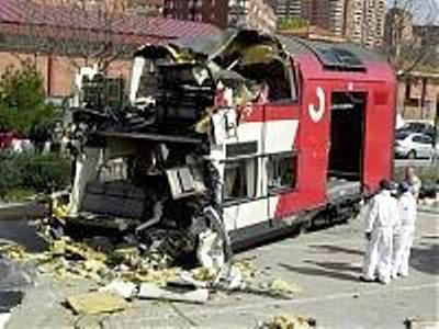 Agentes con mono blanco inspeccionando el coche 5 en el aparcamiento de El Pozo el día 15