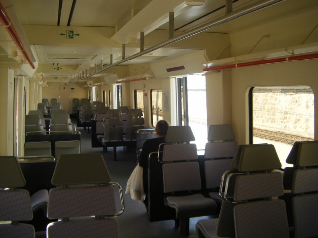 Interior del coche 4 de Santa Eugenia ya reparado: al fondo la puerta de entrada a la cabina de conducción. En el lado derecho, en los cuatro asientos que se ven junto a la puerta central estalló la bomba.