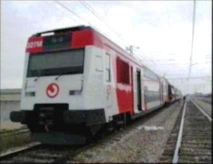 El tren de El Pozo, sin su coche 5, estacionado en Vallecas, el primer coche que se ve es el de cola