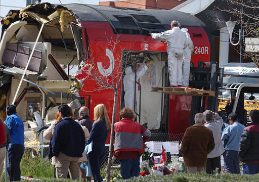 Una vez retirada la lona el día 15, los agentes con mono blanco siguen inspeccionando el coche 5