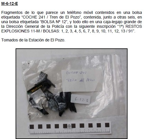 -12E: Fragmentos de lo que parece un teléfono móvil contenidos en una bolsa etiquetada “COCHE 241 / Tren de El Pozo”