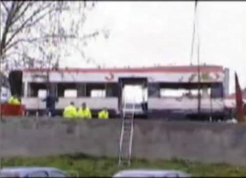 La mitad trasera del coche 4 cargada en un camión