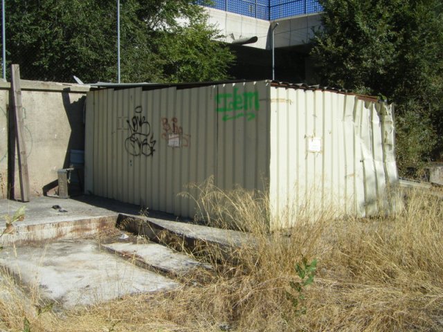 El cobertizo el 16 de septiembre de 2013. Ha quedado abierto el hueco que lo separa del muro