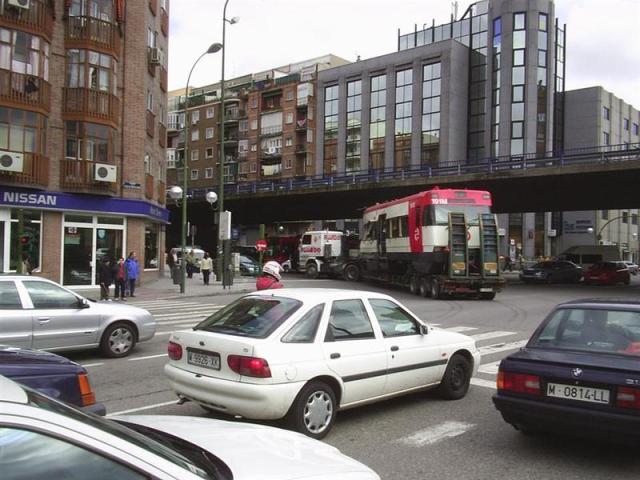 El camión gira desde la avenida Ciudad de Barcelona a la calle del Doctor Esquerdo. Son las 13h 33, el recorrido desde Téllez hasta aquí ha durado media hora