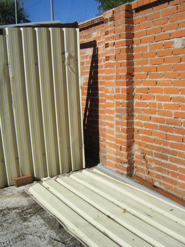 Primer acceso que, levantando precintos de la Guardia Civil en un lugar entonces escondido, alguien abrió también junto al muro por el lado más visible. Así estaba el 16 de septiembre de 2013