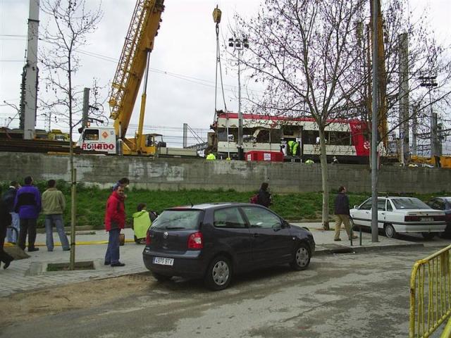 La mitad delantera del coche 4 depositada en el camión con el rótulo “AGUADO”.