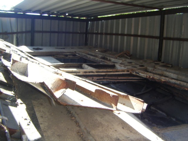 Uno de los laterales del tren colocado sobre lo que fue el techo, el 16 de septiembre de 2013