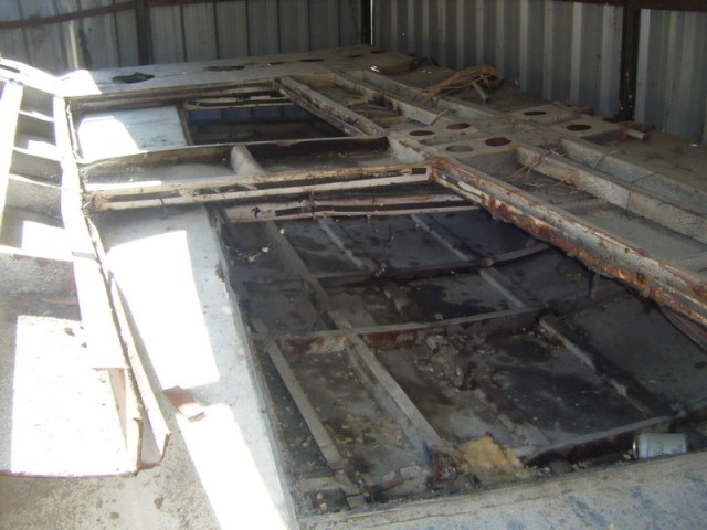 Uno de los laterales del tren colocado sobre lo que fue el techo, el 16 de septiembre de 2013