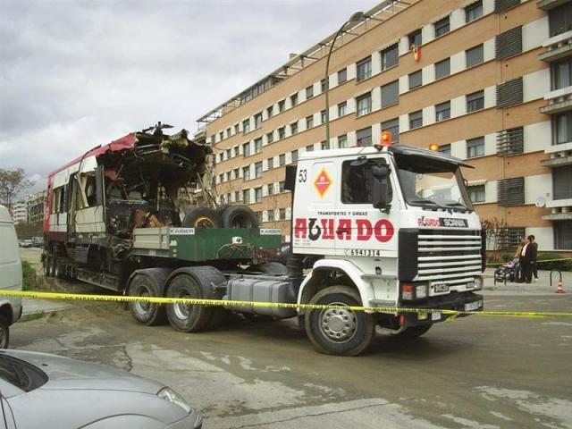 La mitad delantera del coche 4 sale camino de los talleres de Renfe en Villaverde
