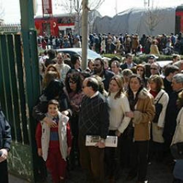 El coche 5 cubierto con una lona ante el colegio electoral Madrid Sur el 14 de marzo