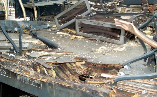 Cráter en el foco del coche 4 del tren de Santa Eugenia