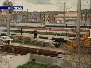 Los coches 3 y 2 son retirados hacia la izquierda. El recuadro amarillo de la derecha nos muestra que ya no está enganchado el coche 1