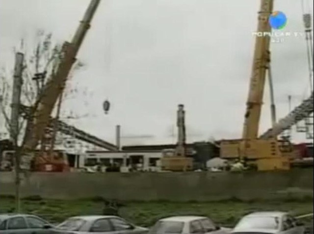 El coche 1 ya en posición de seccionamiento y cargue; las grúas y la cizalladora preparas para intervenir