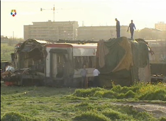 Los medios coches 5 y 6 de Téllez en Villaverde Bajo. Al fondo, edificios en construcción
