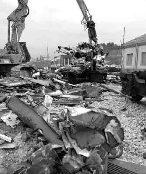 Al fondo el coche 4. Más cerca, la destrucción del coche 5 Foto 20- El coche 4 aún entero y destrucción del coche 5 Foto 21- Pequeño traslado del coche 4 para facilitar los desguaces