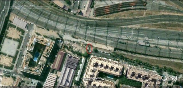 La zona de Téllez el 28 de octubre de 2003. Se ve claramente la losa de hormigón que se utilizó para el cargue en camiones de los coches explotados. Se ha marcado en rojo un muro transversal de cierre de la calle de Téllez