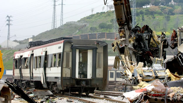 El coche 4 aún entero y destrucción del coche 5