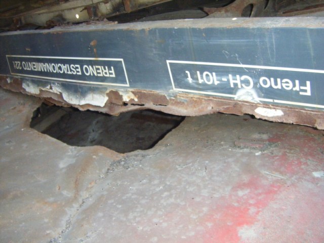 Inscripción en el suelo del foco de Santa Eugenia el 16 de septiembre de 2013. Debajo, el techo del tren