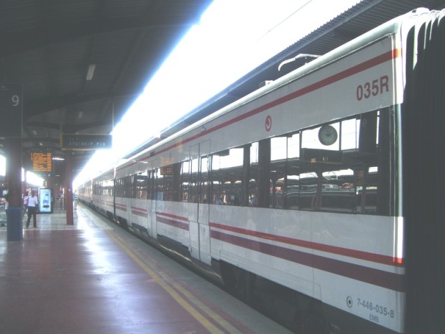 El coche 035R, 2º del tren de Atocha, en Chamartín el 15 de octubre de 2008