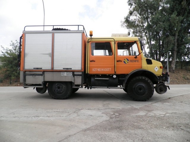 Vehículo bivial de Renfe apoyado en los neumáticos