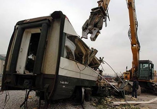 Destrucción del coche 5, identificado por su número 446-018. El edificio de la derecha pone de manifiesto que el coche sigue en el mismo lugar en el que fue investigado
