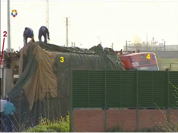 Fragmentos de los coches 5 y 6 del tren de Téllez depositados en Villaverde