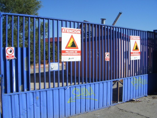 7 de octubre de 2013. Carteles de peligro de desprendimiento en las puertas del taller y ampliado el agujero inicialmente abierto en la chapa