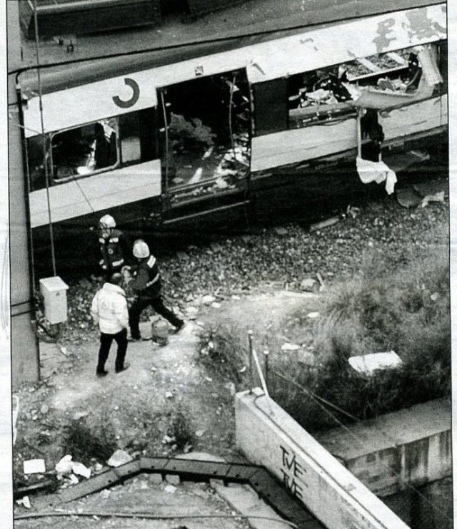 Las puertas 2 y 3 del coche 4 cerca del borde de la trinchera