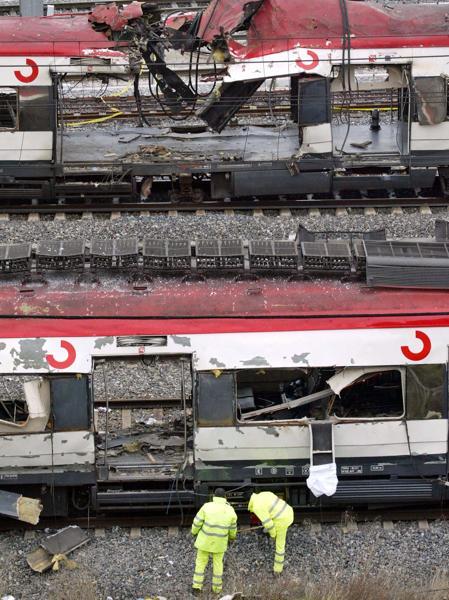 Mientras pasa por detrás el coche 5 de Atocha excepcionalmente limpio, en el coche 4 de Téllez hay todavía mucho material destrozado