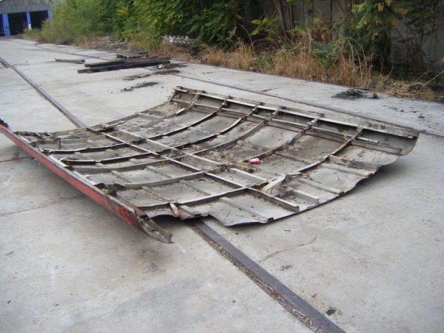 El mismo día 22, otra parte del techo ya está fuera del cobertizo