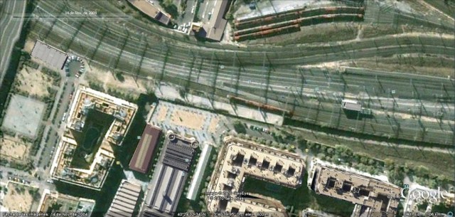 Foto 3.- El mismo lugar de la foto 2 en imagen del 14 de noviembre de 2004. El muro transversal ha desaparecido, se demolió después del 11-M. Se ha urbanizado el espacio entre ese muro desaparecido y el otro existente más a la izquierda.