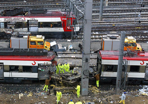 Dos vehículos bivial de Renfe apoyados en las vías de Téllez