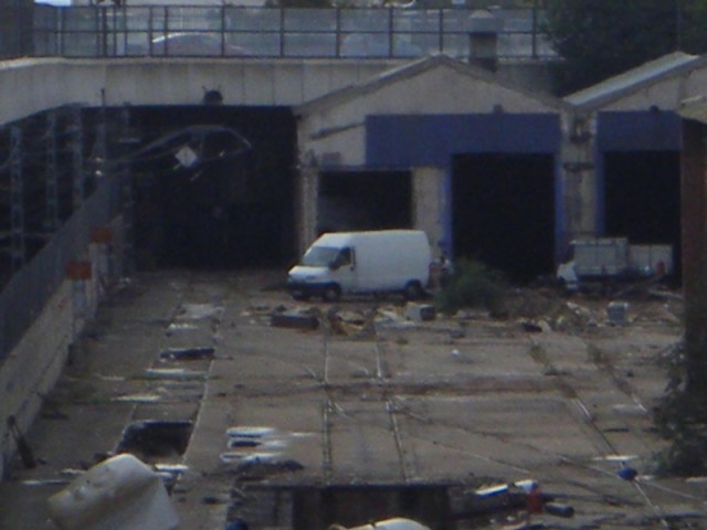 El 23 de octubre, una furgoneta y un pequeño camión dentro del recinto de Tafesa