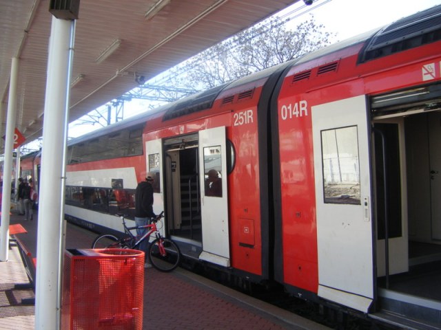 El coche 014R, afectado por la explosión en el andén de El Pozo, pasa por Pozuelo el 17 de marzo de 2010. A la composición se le ha incorporado el coche 251R, retirado de la UT 450-17