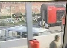 Desde la ventanilla de los trenes también se veía un camión dispuesto a cargar