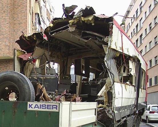 La mitad delantera del coche 4 ya cargada en el camión
