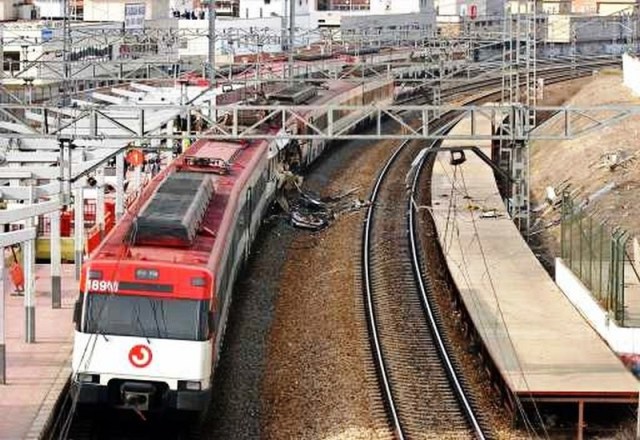 El tren detenido en la estación tras la explosión