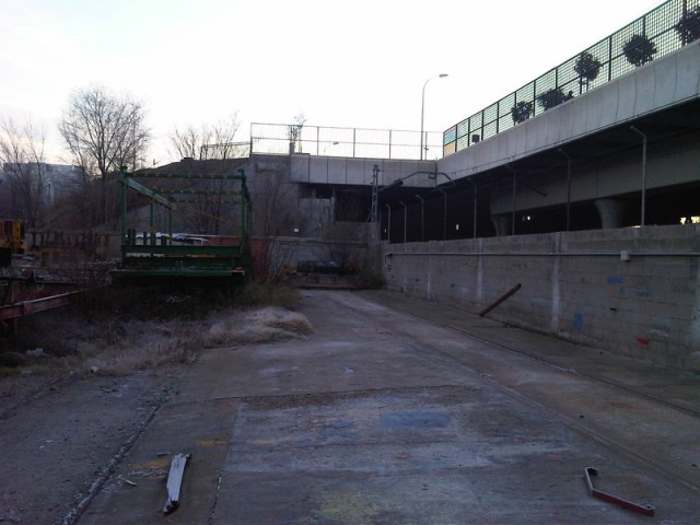 4 de enero de 2012. Al fondo del recinto de Tafesa aparece un cobertizo blanco semiescondido tras unas estructuras