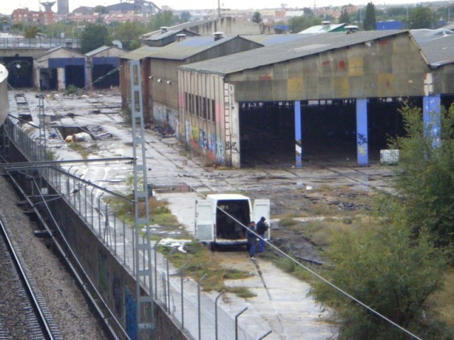 El 25 de octubre, ya sin vigilancia policial, sigue el expolio del taller