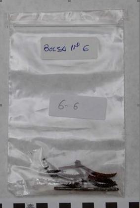 Tornillos y clavos doblados, que, como muestra 6-6-, fue lo único conservado y analizado del coche 1 de Téllez