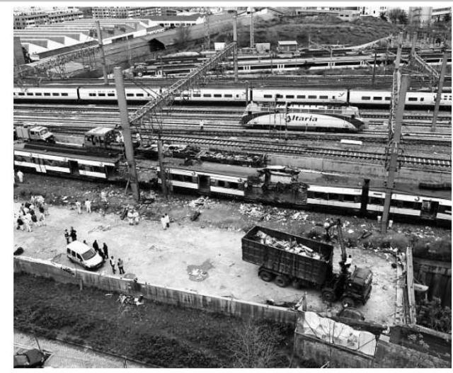 Camión retirando material extraído del tren el día 12