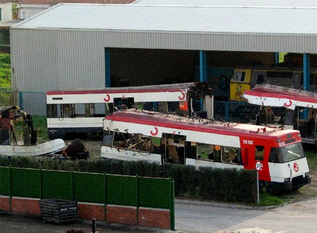 Publicada en El País el 26 de agosto de 2009. Los medios coches 1 y 4 de Téllez en el taller de Villaverde el 18 de marzo de 2009