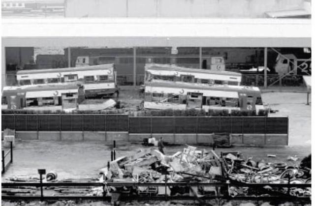 Publicada en ABC el 18 de marzo de 2004. Los coches 1 y 4 de Téllez partidos por la mitad y depositados en el taller de Renfe de Villaverde