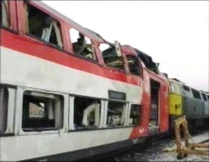 El coche 4 de El Pozo y la locomotora que lo trasladó, vistos por su costado izquierdo en el TCR de Villaverde