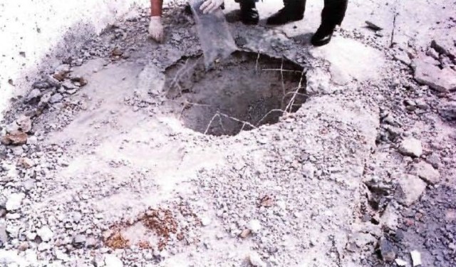 La policía recoge muestras en el cráter abierto por la explosión controlada efectuada en el andén de El Pozo