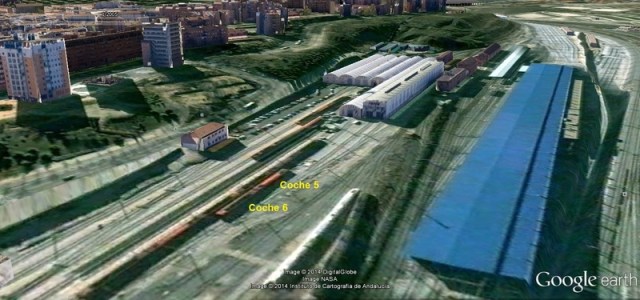 Los coches 5 y 6 de Santa Eugenia en Cerro Negro el 21 de enero de 2005. Los coches han sido desplazados desde el 14 de noviembre. En el techo del coche 6 puede apreciarse el aparellaje eléctrico que llevan los coches motores, mientras que en el techo del coche 5 se aprecian, en sus extremos, los pantógrafos de los coches remolque