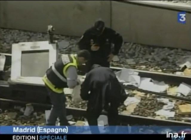 En la vía contigua a la del tren